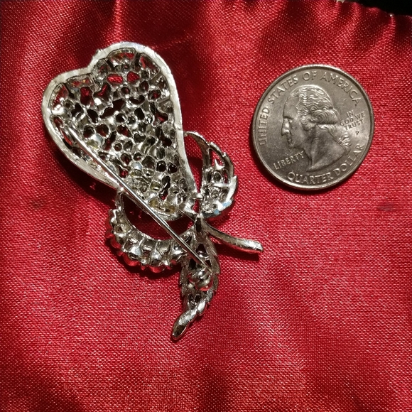 Vintage Estate Pear Brooch in Clear Rhinestones with Leaves 2" x 1" Beautiful. - Picture 4 of 8